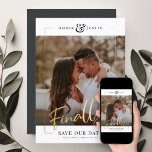 Eindelijk! | Modern Gold Square Photo Elegant Fun Save The Date<br><div class="desc">Deel het prachtige nieuws over uw verloving met deze leuke, moderne, gedrukte gouden lijst Save the Date cards met uw favoriete vierkante foto, samen met een grote gedurfde EINDELIJK! in mooie, geschreven script kalligrafie. Pas met twee lijnen van douanetekst langs de bodem voor extra details, zoals de datum of uw...</div>
