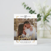Eindelijk! | Modern Gold Square Photo Elegant Save Aankondigingskaart (Staand voorkant)