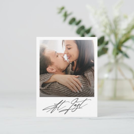 Eindelijk moderne foto-aankondiging van verloving  aankondigingskaart (Staand voorkant)