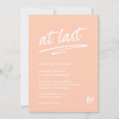 Eindelijk perzik typografie moderne bruiloft kaart (Voorkant)
