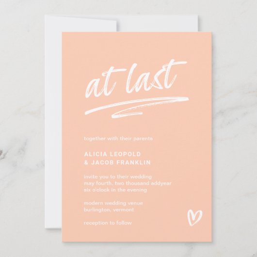Eindelijk perzik typografie moderne bruiloft kaart (Voorkant)