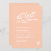 Eindelijk perzik typografie moderne bruiloft kaart (Voorkant / Achterkant)