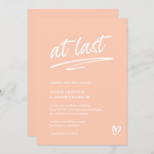 Eindelijk perzik typografie moderne bruiloft kaart (Voorkant / Achterkant)