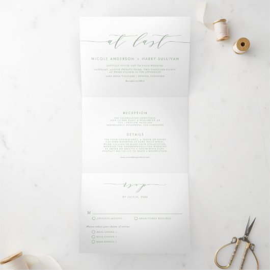 Eindelijk Sage Green minimalistisch script bruilof Drieluik Uitnodiging (Binnen)