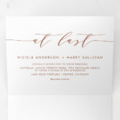 Eindelijk Terracotta minimalistisch script bruilof Drieluik Uitnodiging (Binnenzijde eerst)