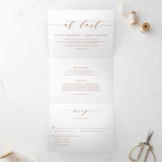 Eindelijk Terracotta minimalistisch script bruilof Drieluik Uitnodiging (Binnen)