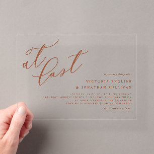 Eindelijk Terracotta Moderne Calligrafie Bruiloft Acryl Uitnodigingen