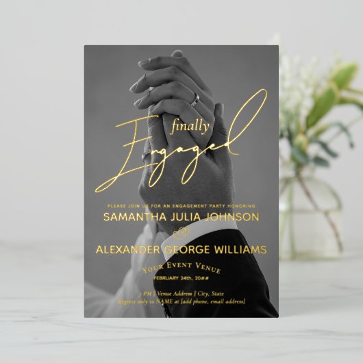 Eindelijk verloofd met Script 2 Photo Engagement P Folie Uitnodiging (Staand Voorkant)