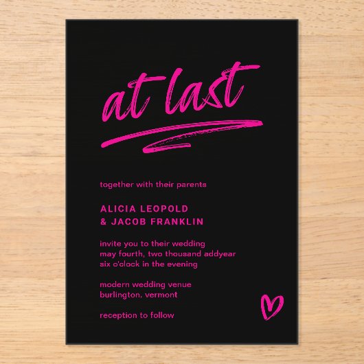 Eindelijk zwart heet roze typografie moderne bruil acryl uitnodigingen (Voorkant)