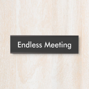Eindeloze vergaderzaal zwart deurbordje