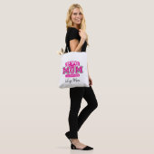Eindexamenmoeder klas van 2026 tote bag (Op model)