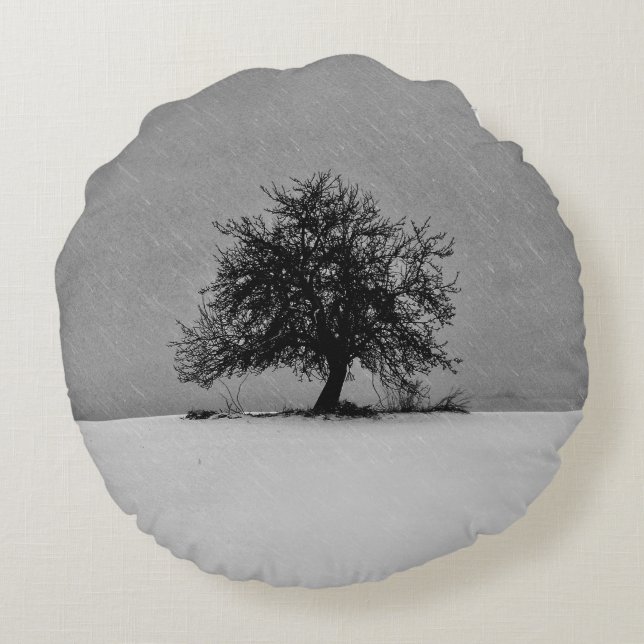 Einsamer Baum im Schnee Rond Kussen (Achterkant)