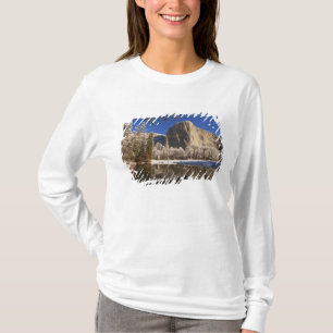 El Capitan weerspiegelt zich in de Merced-rivier i T-shirt