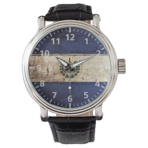 El Salvador vlag op de oude houten graan Horloge