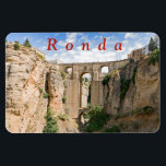 "El Tajo" van Ronda met de Puente Nuevo. Magneet<br><div class="desc">"El Tajo" van Ronda,  met de Puente Nuevo op de achtergrond. Spanje. Andalusië. Ronda. Zacht. Sierra de las Nieves Nationaal Park. Toerisme El Tajo canyon. Canyon. De brug Puente Nuevo.</div>