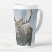 Eland loopt door boreale sneeuw latte mok (Rechterhoek)