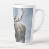 Eland loopt door boreale sneeuw latte mok (Rechts)