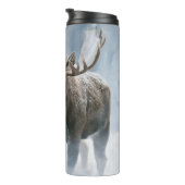 Eland loopt door boreale sneeuw thermosbeker (Geroteerd rechts)