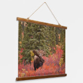 Eland Staand In Rode Dwergberk Hangend Wandkleed (Gebogen)