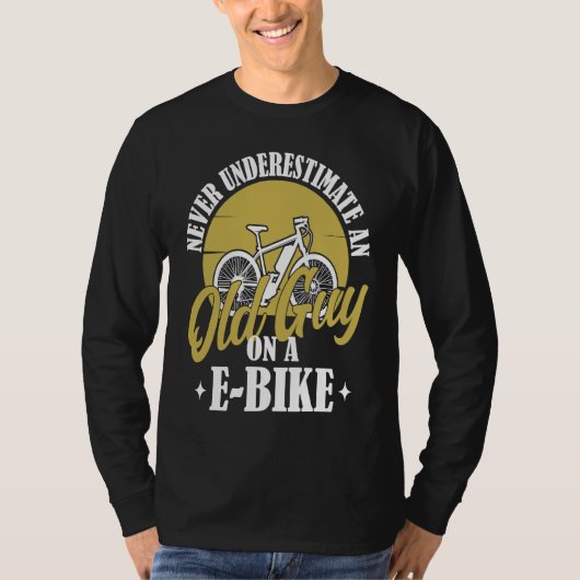 Electric Biker Never Underestimate An Old Man On A T-shirt (Voorkant)