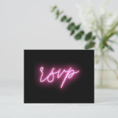 Electric Black en Pink Neon Glow Light RSVP Briefkaart (Staand voorkant)
