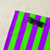 Electric Psychedelic Paarse en Harlequin Groen Strandlaken (In situ)