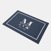Elegan Monogrammed Marine Blauw Custom Familienaam Deurmat (Schuin)