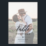 Elegance Script Faux Vellum Effect Photo Weddensch Kaart<br><div class="desc">Het moderne en elegante ontwerp drukte het Moderne Aantal van de Bouw van de Foto van het Effect van het Manuscript van Elegance het Modern Faux van het Vellum van het Effect van de Foto die met jouw tekst kan worden aangepast en elke kaart van het lijstaantal aan uw kar,...</div>