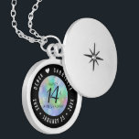 Elegant 14e Jubileum voor opalbruiloft Locket Ketting<br><div class="desc">Herinner de 14e trouwdag met deze elegante medaille! Elegante zwarte serif en sans serif letters met zeshoekige confetti op een iriserende opale achtergrond voegen een memorabele touch toe voor deze speciale gelegenheid en mijlpaal. Pas aan met de namen van het gelukkige paar, en data voor hun opaal jubileum. Ontwerp ©...</div>