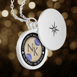 Elegant 17th Shells Wedding Jubileum Locket Ketting<br><div class="desc">Viel de 17e trouwdag met deze herdenkingsmand! Elegante zwarte en witte letters met gestileerde seizoenen op een strand en een witte achtergrond zorgen voor een gedenkwaardige aanraking voor deze speciale gelegenheid en mijlpaal. Pas met de initialen van het paar, een speciaal bericht, en data voor hun shells verjaardag aan. Ontwerp...</div>