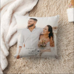 Elegant 1st Kerstfeest, gehuwd als de heer en mevr Kussen<br><div class="desc">Moderne en elegante eerste kerst trouwde als Mr en Mrs. in een stoutmoedig kalligrafiescript. Eenvoudig te personaliseren met foto,  naam en jaar van keuze. Het perfecte cadeau voor de nieuwslezer dit vakantieseizoen.</div>