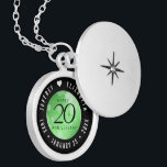 Elegant 20th Emerald Wedding Jubileum Locket Ketting<br><div class="desc">Herinner de 20ste trouwdag met deze elegante medaille! Elegante zwarte serif en sans serif letters met zeshoekige confetti op een smaragdgroene achtergrond voegen een memorabele touch toe voor deze speciale gelegenheid en buitengewone mijlpaal. Pas aan met de namen van het gelukkige paar, en data voor hun smaragdjubileum. Ontwerp © W.H....</div>