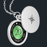 Elegant 20th Emerald Wedding Jubileum Locket Ketting<br><div class="desc">Herinner de 20ste trouwdag met deze elegante medaille! Elegante zwarte serif en sans serif letters met zeshoekige confetti op een smaragdgroene achtergrond voegen een memorabele touch toe voor deze speciale gelegenheid en buitengewone mijlpaal. Pas aan met de namen van het gelukkige paar, en data voor hun smaragdjubileum. Ontwerp © W.H....</div>
