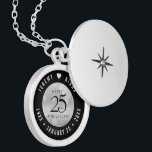 Elegant 25th Silver Wedding Jubileum Locket Ketting<br><div class="desc">Herdenking van de 25e trouwdag met deze elegante mand! Elegant zwarte serif en sans serif met zeshoekig confetti op een zilveren gradiëntachtergrond voegen een gedenkwaardige aanraking toe voor deze speciale gelegenheid en buitengewone mijlpaal. Pas aan met de namen van het gelukkige paar, en datums voor hun zilveren verjaardag. Ontwerp ©...</div>