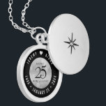 Elegant 25th Silver Wedding Jubileum Locket Ketting<br><div class="desc">Herdenking van de 25e trouwdag met deze elegante mand! Elegant zwarte serif en sans serif met zeshoekig confetti op een zilveren gradiëntachtergrond voegen een gedenkwaardige aanraking toe voor deze speciale gelegenheid en buitengewone mijlpaal. Pas aan met de namen van het gelukkige paar, en datums voor hun zilveren verjaardag. Ontwerp ©...</div>