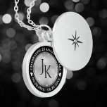 Elegant 25th Silver Wedding Jubileum Locket Ketting<br><div class="desc">Viel de 25e trouwdag met deze herdenkingsmand! Elegante zwarte en witte letters met zeshoekige confetti op een zilveren folie achtergrond voegen een gedenkwaardige aanraking toe voor deze speciale gelegenheid en buitengewone mijlpaal. Pas de initialen van het paar aan, een speciale boodschap en datums voor hun zilveren verjaardag. Ontwerp © W.H....</div>