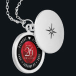 Elegant 26th Roos Wedding Jubileum Celebration Locket Ketting<br><div class="desc">Herinner de 26e trouwdag met deze elegante medaille! Elegante witte letters op een romantische rode roos achtergrond voegen een memorabele touch toe voor deze speciale gelegenheid en buitengewone mijlpaal. Pas aan met de namen van het gelukkige paar, en data voor hun roos jubileum. Ontwerp © W.H. Sim, Alle rechten voorbehouden....</div>