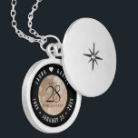 Elegant 28th Linen Wedding Jubileum Celebration Locket Ketting<br><div class="desc">Herinner de 28ste trouwdag met deze elegante medaille! Elegante zwart-witte letters met zeshoekige confetti op een gebroken witte linnen achtergrond voegen een memorabele touch toe voor deze speciale gelegenheid en buitengewone mijlpaal. Pas aan met de namen van het gelukkige paar, en data voor hun linnenjubileum. Ontwerp © W.H. Sim, Alle...</div>