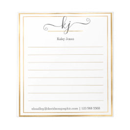 Elegant 2-monogram script op het bureau van notitieblok