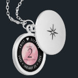 Elegant 2e Roos Jubileum van het Kwartz Weddenscha Locket Ketting<br><div class="desc">Herdenking van de tweede trouwdag met deze elegante mand! Elegante zwarte en witte letters met zeshoekige confetti op een rijke roze achtergrond voegen een gedenkwaardige aanraking toe voor deze speciale gelegenheid en mijlpaal. Pas aan met de namen van het gelukkige paar, en data voor hun roos kwartsjubileum. Ontwerp © W.H....</div>