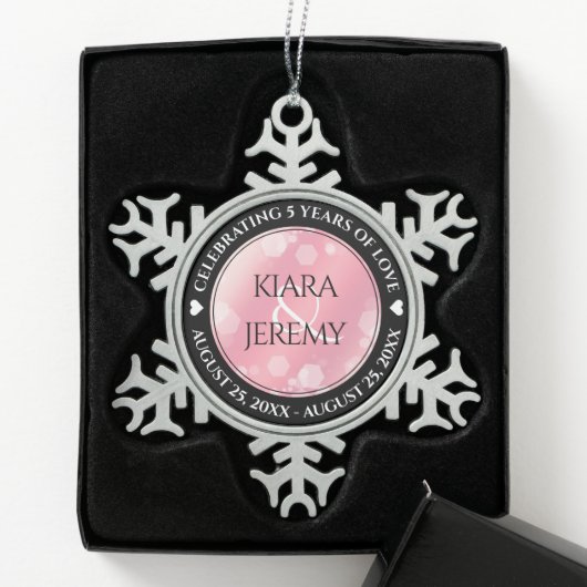 Elegant 2e Roos Quartz Wedding Jubileum Tin Sneeuwvlok Ornament (Kistje)