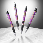 Elegant 33rd Amethyst Wedding Jubileum Pen<br><div class="desc">Deze stijlvolle pen helpt u een extra speciale tik toe te voegen aan de viering van de 33e verjaardag van de bruiloft! Elegante zwarte en witte letters met zeshoekige gouden confetti op een amethystieke achtergrond voegen een gedenkwaardige aanraking toe voor deze speciale gelegenheid en buitengewone mijlpaal. Personaliseer de namen van...</div>
