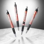 Elegant 35th Coral Wedding Jubileum Celebration Pen<br><div class="desc">Deze stijlvolle pen helpt u een extra speciale tik toe te voegen aan de viering van de 35e verjaardag van de koraalbruiloft! Elegante zwarte en witte letters met zeshoekige confetti op een zachte pastelroze achtergrond voegen een gedenkwaardige aanraking toe aan deze speciale gelegenheid en buitengewone mijlpaal. Personaliseer de namen van...</div>