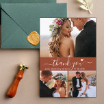 Elegant 3 Fotocollage Terracotta Script Bruiloft Bedankkaart<br><div class="desc">Minimalistische Boho Modern Elegant Script 3 Fotocollage Terracotta Bruiloft Dank je Kaart. Stijlvolle bruiloft dank u kaart sjabloon met 3 foto op de voorkant en 1 foto op de achterkant. Met de tekst "Thank You" in een wervelende hand geletterde typografie script lettertype met swash staart en weinig liefde hart op...</div>