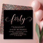 Elegant 40 Roos gouden script zwart 40e verjaardag Kaart<br><div class="desc">Elegant Chic Zwart en Roos Goud Forty Script 40th Birthday Invitation. Deze moderne verjaardagsfeestuitnodiging sjabloon voor vrouwen heeft stijlvolle "veertig" tekst in enorme faux roos gouden folie swirly handgeschreven kalligrafie (of typografie) script met swash staart lettertype, feestdetails in blush roos gouden kleur op zwarte achtergrond. Aan de achterkant faux roos...</div>