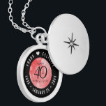 Elegant 40th Ruby Wedding Jubileum Locket Ketting<br><div class="desc">Herinner de 40ste trouwdag met deze elegante medaille! Elegante zwarte serif en sans serif letters met zeshoekige confetti op een robijnrode achtergrond voegen een memorabele touch toe voor deze speciale gelegenheid en buitengewone mijlpaal. Pas aan met de namen van het gelukkige paar. Voeg nog meer maatwerk toe met een datum...</div>