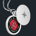 Elegant 42e Jasper Wedding Jubileum Locket Ketting<br><div class="desc">Vier de 42e trouwdag in stijl met deze herdenkingsmedaille! Elegante witte letters op een gemarmerde kersenrode achtergrond voegen een memorabele touch toe voor deze speciale gelegenheid en buitengewone mijlpaal. Pas aan met de namen van het gelukkige paar en voeg een datum toe voor hun jasper-jubileum. Ontwerp © W.H. Sim. Zie...</div>