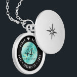 Elegant 44th Turquoise Wedding Jubileum Locket Ketting<br><div class="desc">Vier de 44e turquoise trouwdag in stijl met deze herdenkingsmedaille! Elegante zwart-witte letters op een gele marmeren en groenblauwe achtergrond voegen een memorabele touch toe voor deze speciale gelegenheid en buitengewone mijlpaal. Pas aan met de namen van het gelukkige paar en voeg een datum toe voor hun turquoise jubileum. Ontwerp...</div>