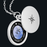 Elegant 45th Sapphire Wedding Jubileum Locket Ketting<br><div class="desc">Vier de 45e saffierbruiloft in stijl met deze herdenkingsmedaille! Elegante zwarte serif en sans serif letters met zeshoekige confetti op een saffier blauwe achtergrond voegen een memorabele touch toe voor deze speciale gelegenheid en buitengewone mijlpaal. Pas aan met de namen van het gelukkige paar, en voeg een datum toe voor...</div>