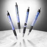 Elegant 45th Sapphire Wedding Jubileum Pen<br><div class="desc">Deze stijlvolle pen helpt u een extra speciale tik toe te voegen aan de viering van de 45e sapphire bruiloft! Elegante zwarte en witte letters met zeshoekige confetti op een sappierblauwe achtergrond voegen een gedenkwaardige aanraking toe voor deze speciale gelegenheid en buitengewone mijlpaal. Personaliseer de namen van het echtpaar, de...</div>